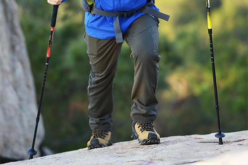 碳纖維登山杖比鋁合金登山杖好嗎？